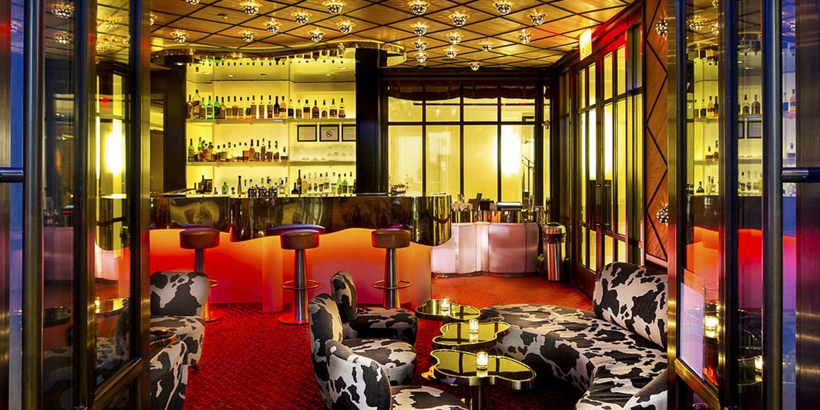 Bar. Además, no es necesario salir del hotel para disfrutar de una buena noche neoyorquina. The Mark cuenta con un elegante y animado bar con muebles hechos especialmente por Guy de Rougemont y Vladimir Kagan. Se trata de uno de los lugares de  reunión más elegantes de la Avenida Madison en el que se sirven cócteles de autor..