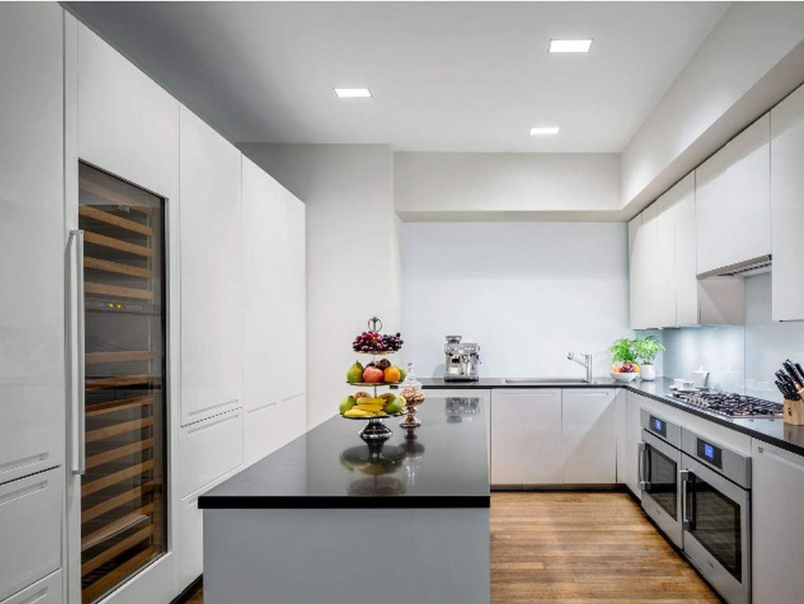 Cocina. Lo más sorprendente es que el ático del hotel cuenta con su propio jardín, biblioteca, comedor, una zona de entretenimiento al aire libre y vistas impresionantes de la ciudad.