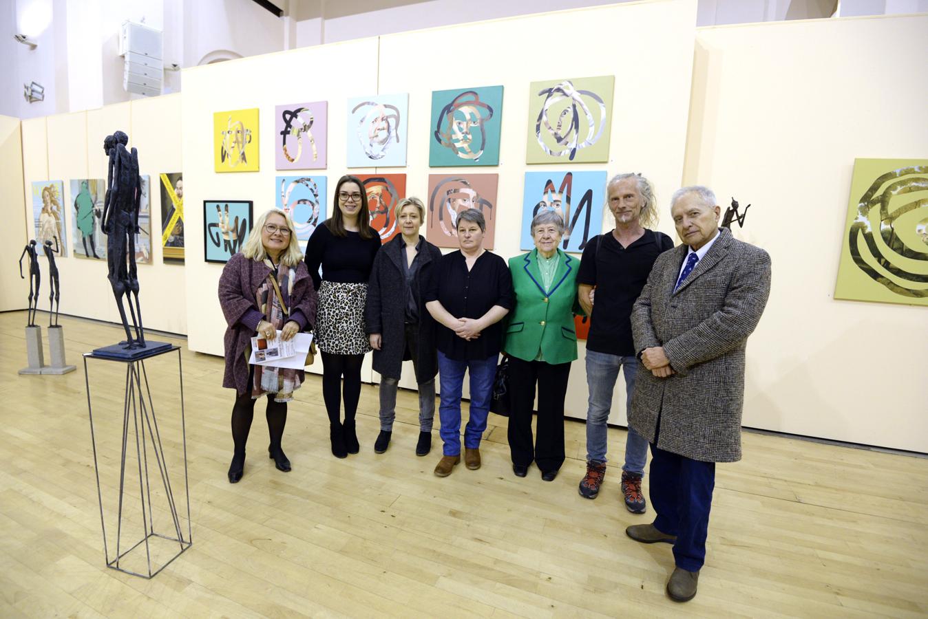 La concejal Nuria Cogolludo, segunda por la izquierda, estuvo en la inauguración de la exposición. Además, asistieron miembros de la Asociación para las Relaciones Interciudades «Alfonso X el Sabio»