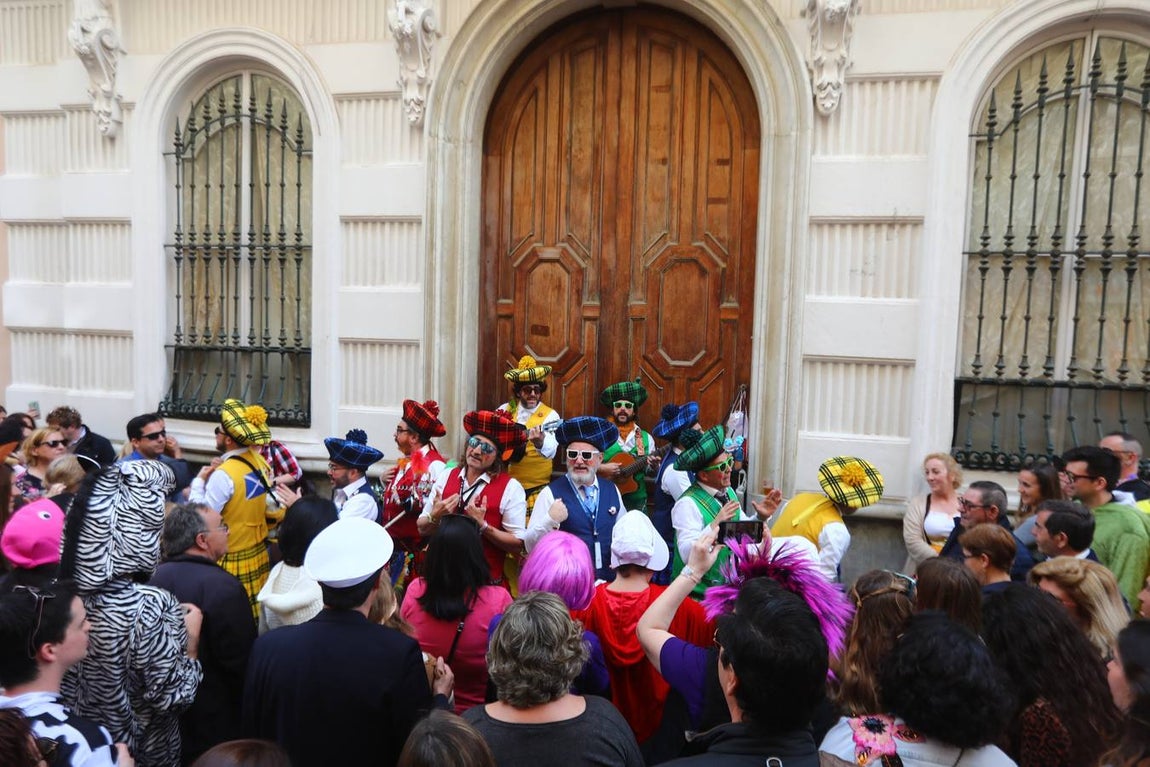 Las coplas inundan las calles de Cádiz de humor y reivindicaciones