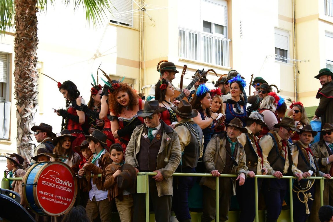 Las coplas inundan las calles de Cádiz de humor y reivindicaciones