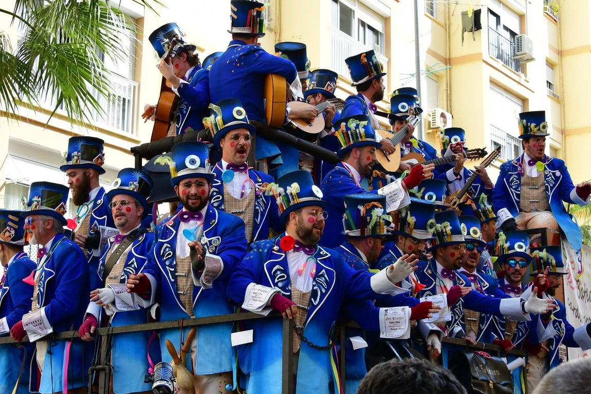 Las coplas inundan las calles de Cádiz de humor y reivindicaciones