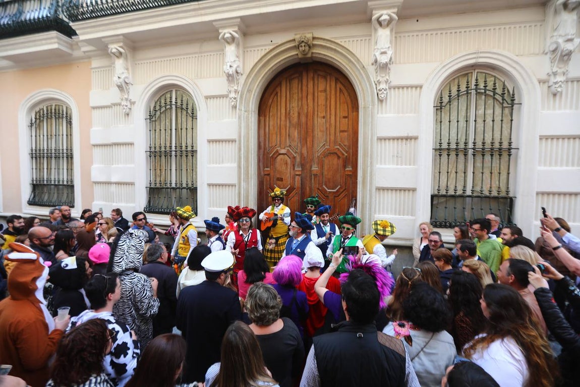 Las coplas inundan las calles de Cádiz de humor y reivindicaciones