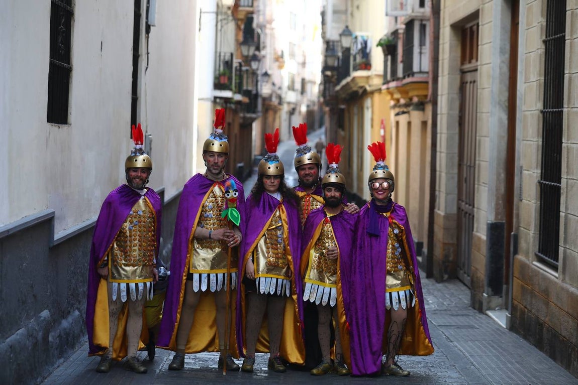 Las coplas inundan las calles de Cádiz de humor y reivindicaciones