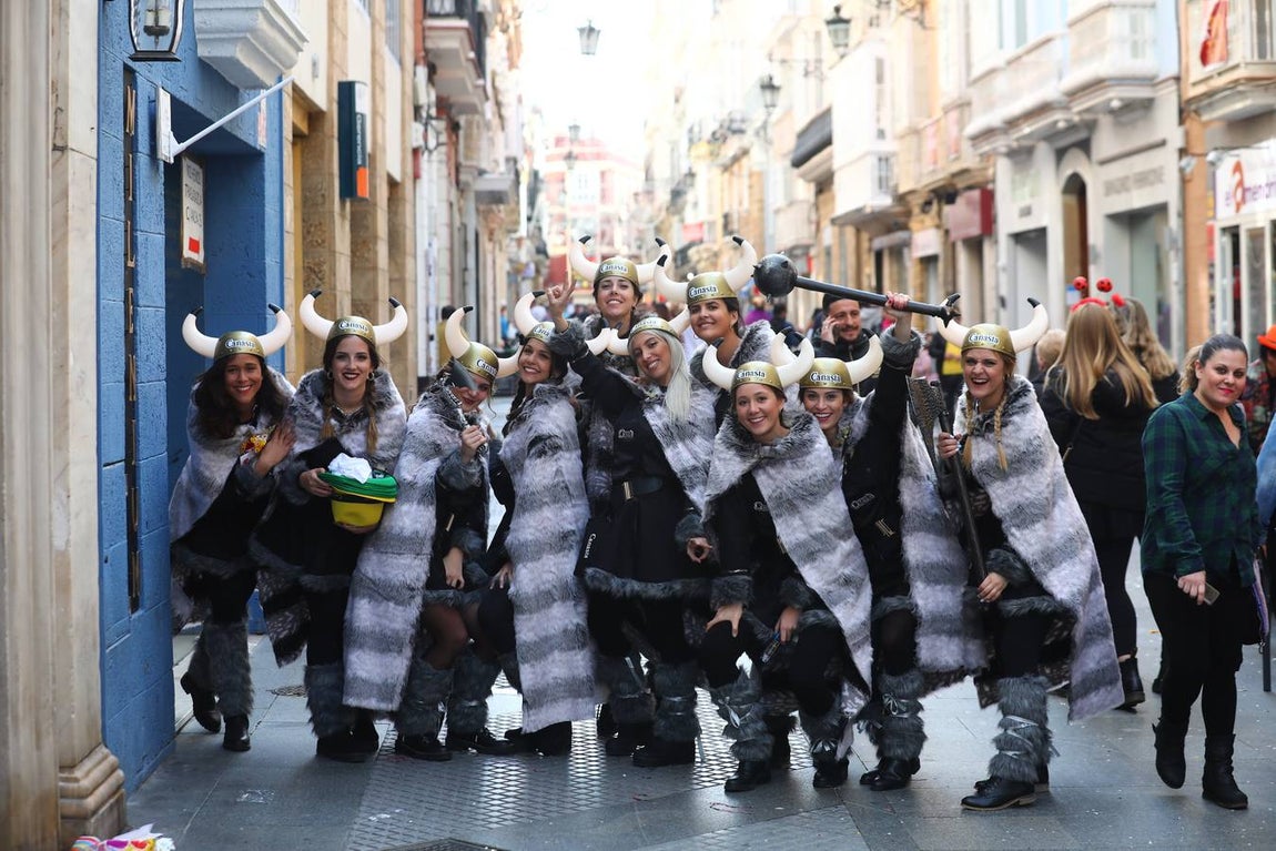 Las coplas inundan las calles de Cádiz de humor y reivindicaciones