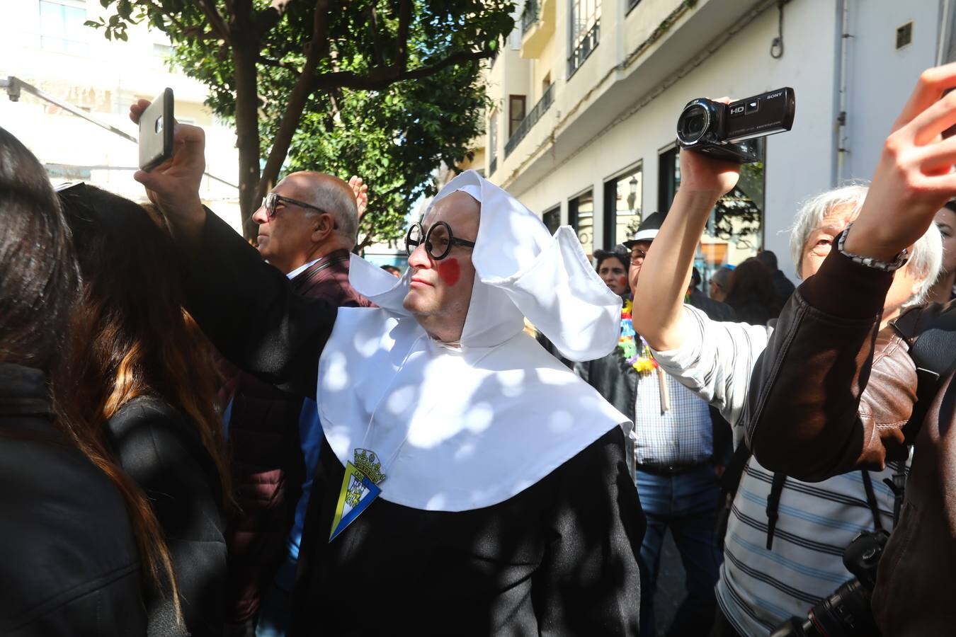 Las coplas inundan las calles de Cádiz de humor y reivindicaciones