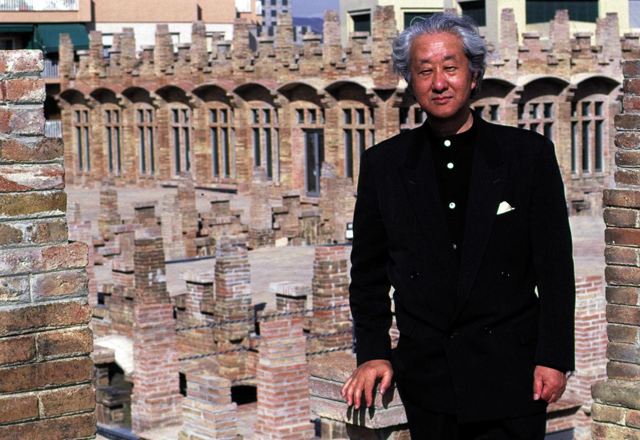 Isozaki en la cubierta de Caixa Forum Barcelona, en cuyo hall realizó un interesante proyecto. 