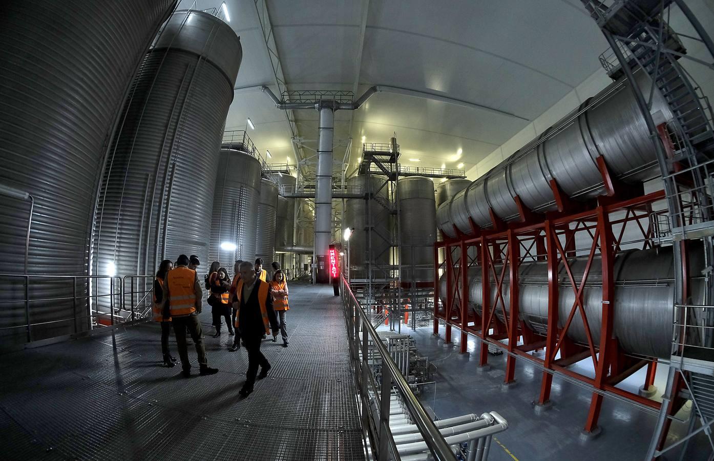 Un paseo gráfico por la fábrica de cerveza líder en Andalucía