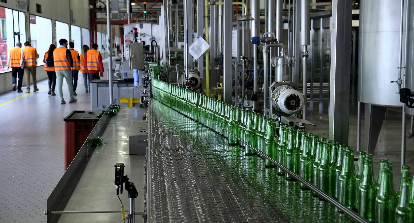 Un paseo gráfico por la fábrica de cerveza líder en Andalucía