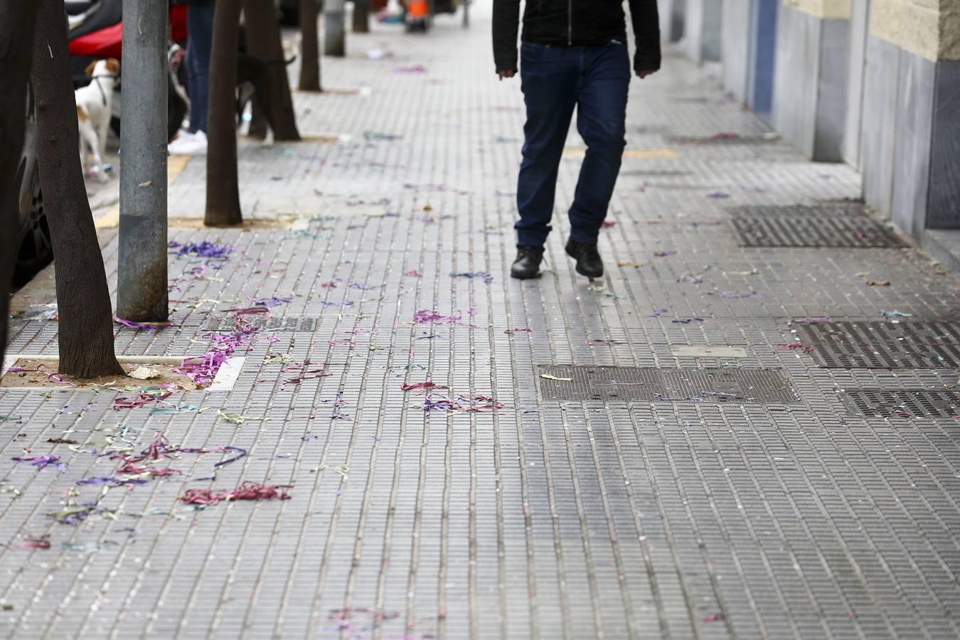 Los restos de la necrópolis de Cádiz entre envases, botellas y serpentinas