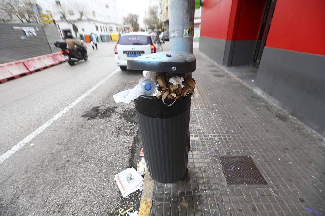 Los restos de la necrópolis de Cádiz entre envases, botellas y serpentinas