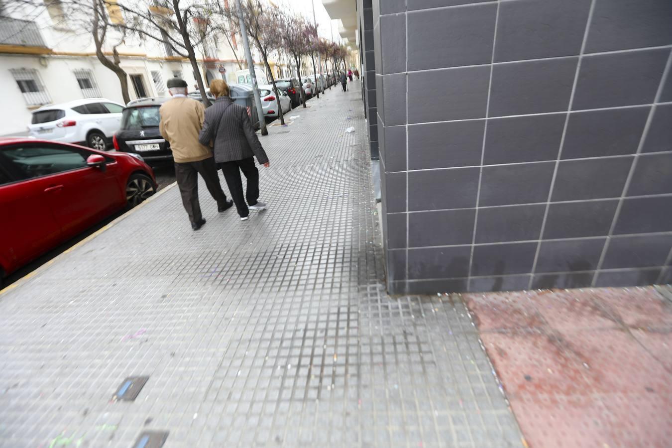 Los restos de la necrópolis de Cádiz entre envases, botellas y serpentinas