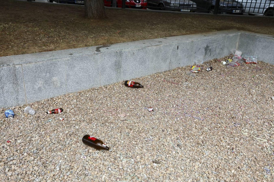 Los restos de la necrópolis de Cádiz entre envases, botellas y serpentinas