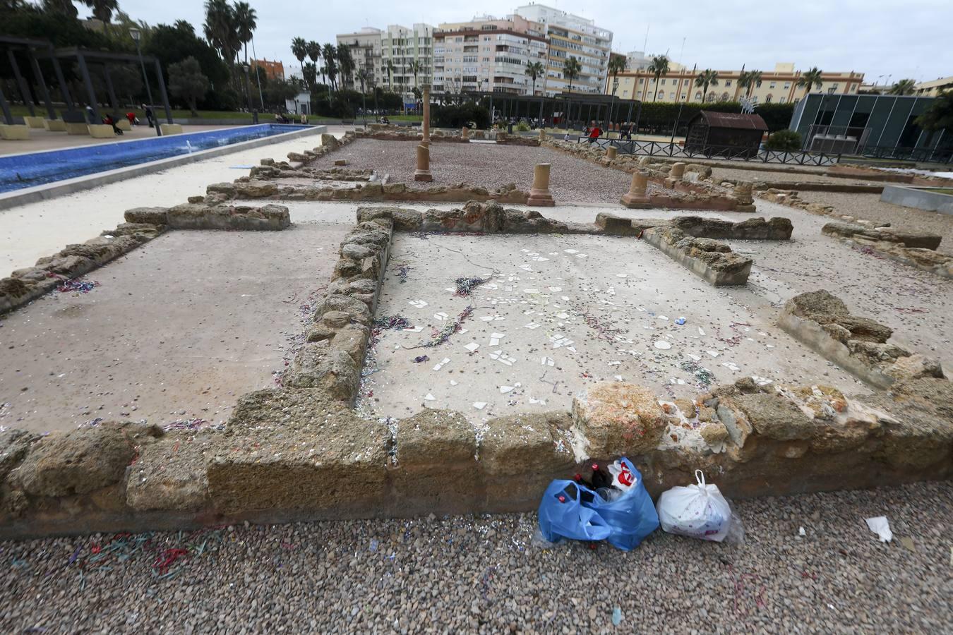 Los restos de la necrópolis de Cádiz entre envases, botellas y serpentinas