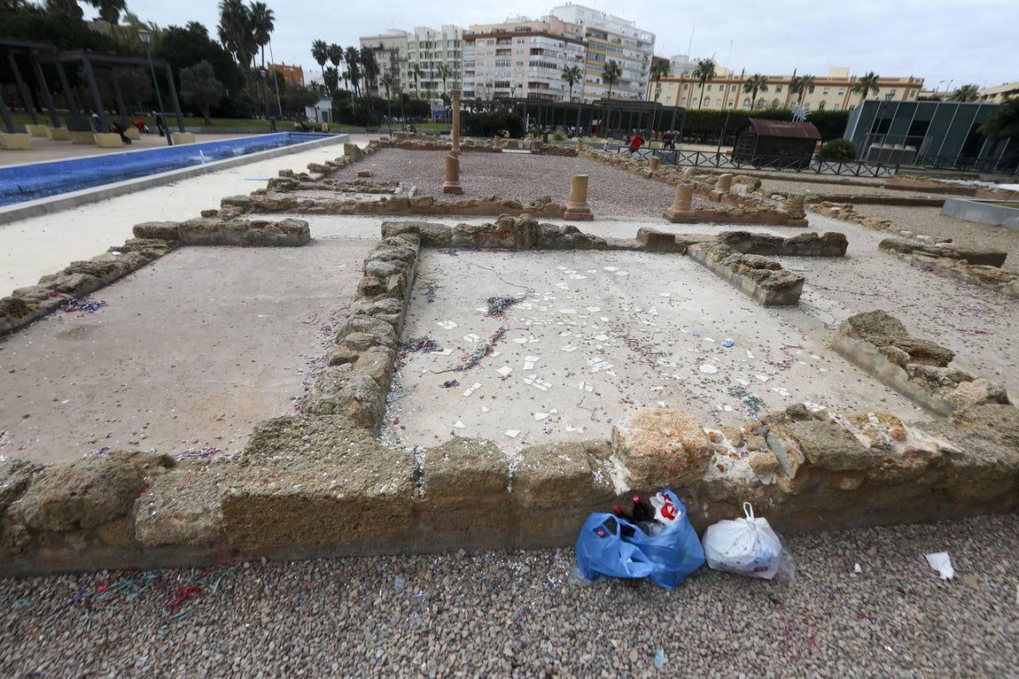 Los restos de la necrópolis de Cádiz entre envases, botellas y serpentinas
