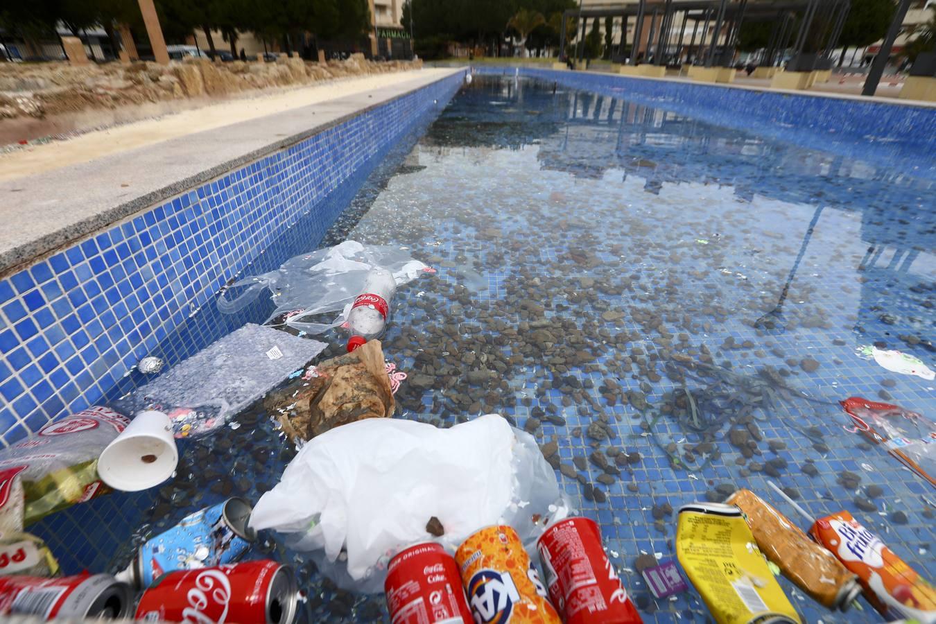 Los restos de la necrópolis de Cádiz entre envases, botellas y serpentinas