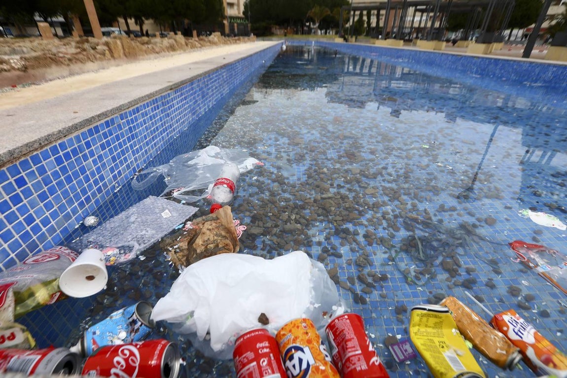 Los restos de la necrópolis de Cádiz entre envases, botellas y serpentinas