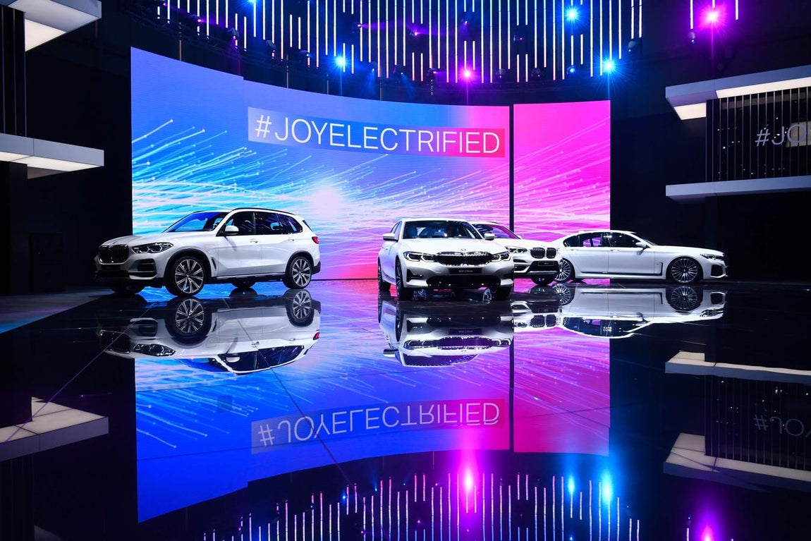 BMW. BMW avanza en esta muestra el resultado de la electrificación de su gama, con los BMW 330e, el BMW X5 xDrive45e y las variantes electrificadas del nuevo BMW Serie 7. Pero la gran jovedad es el X3 xDrive30e híbrido enchufable, que entrará en fase de producción en diciembre de este mismo año. Alcanza una autonomía en modo eléctrico de hasta 50 km.