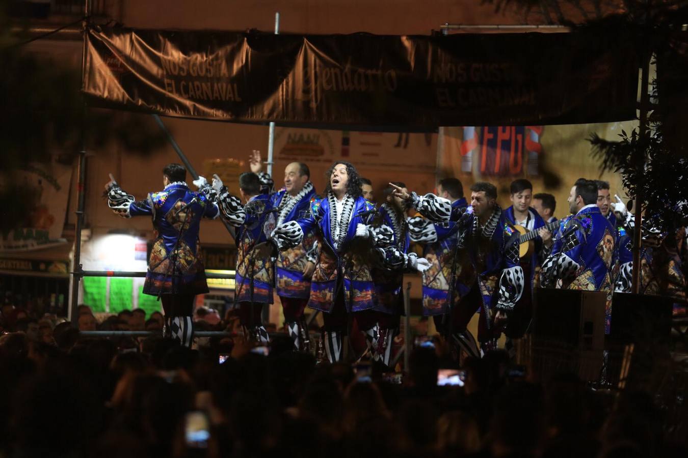 FOTOS: Gran ambiente callejero y en los tablaos en el Carnaval de Cádiz 2019