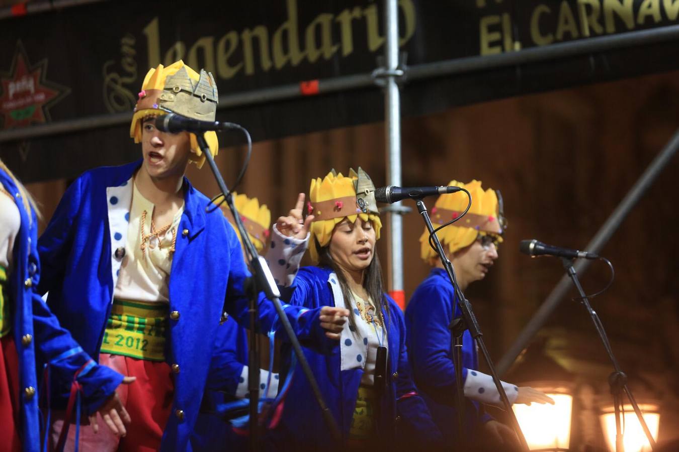 FOTOS: Gran ambiente callejero y en los tablaos en el Carnaval de Cádiz 2019