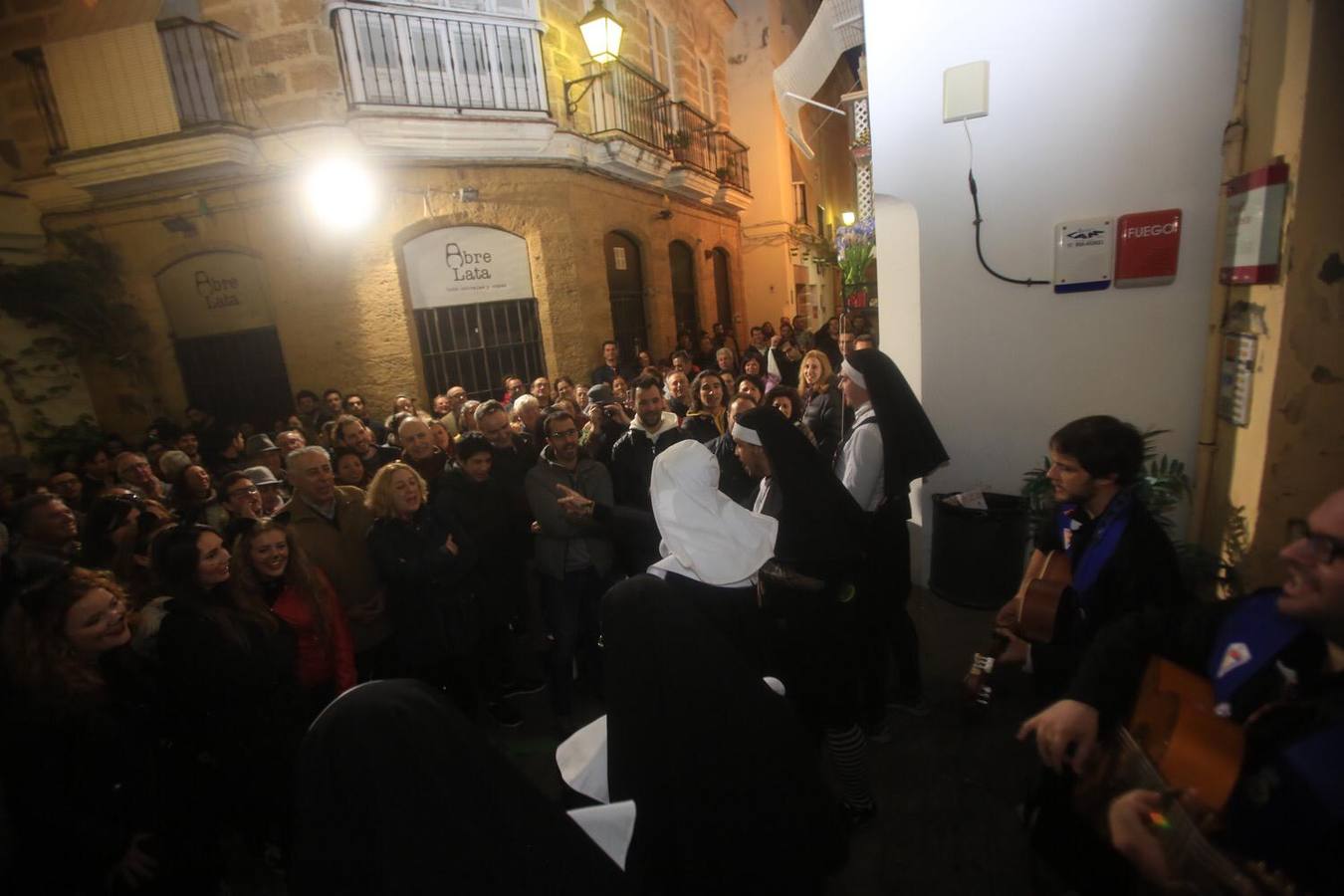 FOTOS: Gran ambiente callejero y en los tablaos en el Carnaval de Cádiz 2019