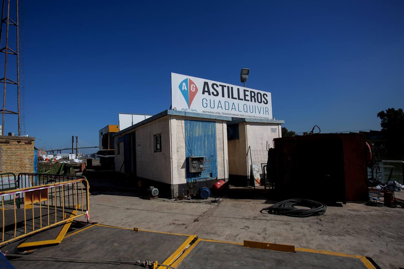 Plena actividad en el astillero del Puerto de Sevilla