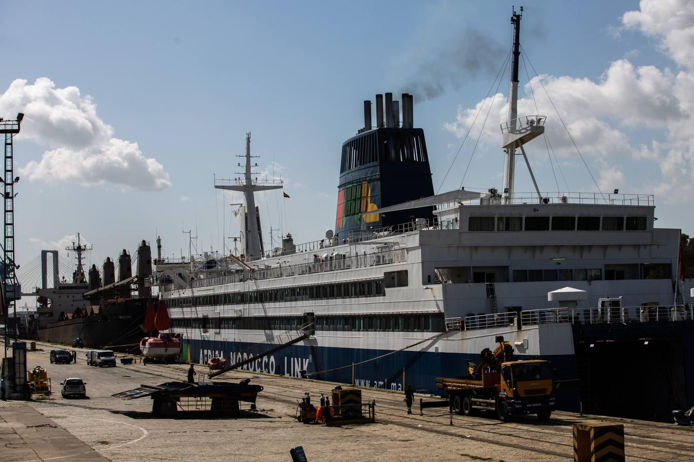 Plena actividad en el astillero del Puerto de Sevilla