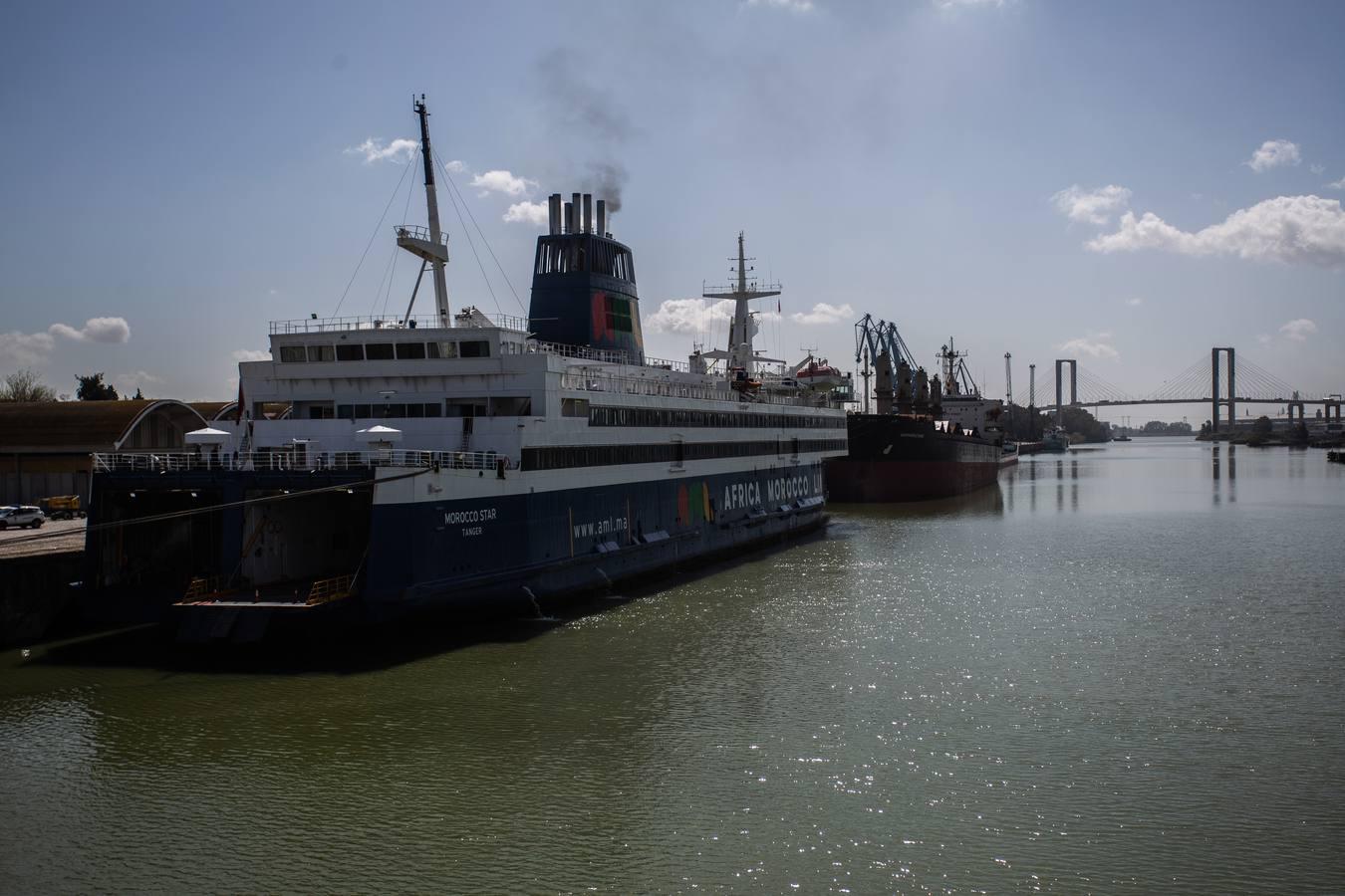 Plena actividad en el astillero del Puerto de Sevilla