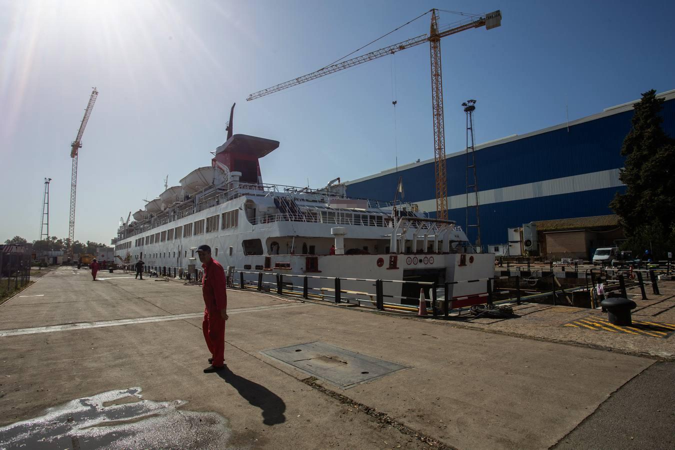 Plena actividad en el astillero del Puerto de Sevilla