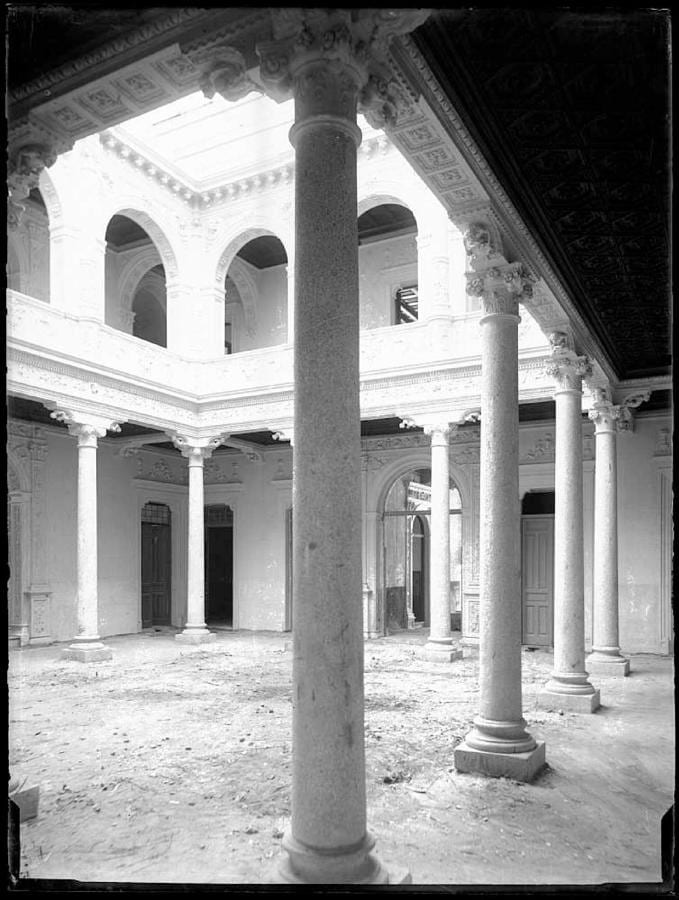 Patio del hotel durante las obras (1891). Foto de Alguacil. 