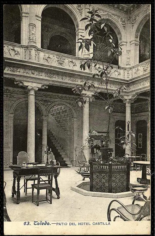 Patio del hotel años después de las obras. Postal de J. Lacoste (ca. 1908). Archivo Municipal de Toledo. 