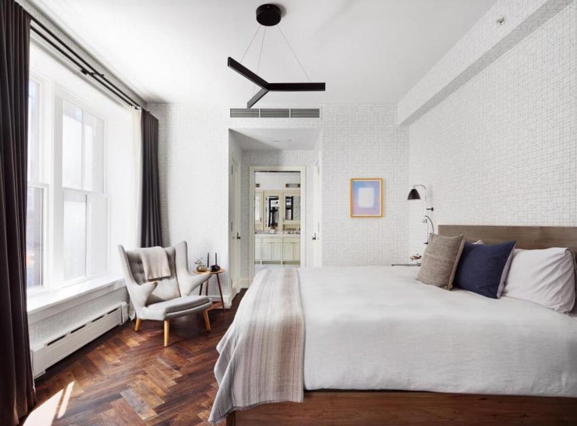 Suite principal. La supermodelo Karlie Kloss, de 26 años, y su esposo Jared Kushner, de 33 años, han tomado la determinación de poner a la venta su exclusiva vivienda en Nueva York, en el vecindario de Nolita, por cerca de 6,3 millones de euros, un precio mucho más alto que la cantidad que ambos pagaron para adquirirla.