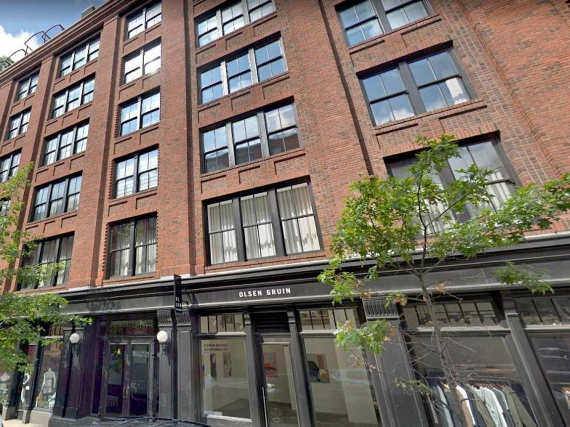 Fachada del edificio. Ahora, tras poco más de cuatro meses de matrimonio, la pareja ha optado por poner a la venta este lugar donde han vivido sus primeros momentos de amor. Quien esté interesado en adquirirla deberá saber que vivirá en la zona más exclusiva de Nueva York y que los agentes de cotización Nick Gavin y Josh Doyle de Compass son los encargados de venderla.