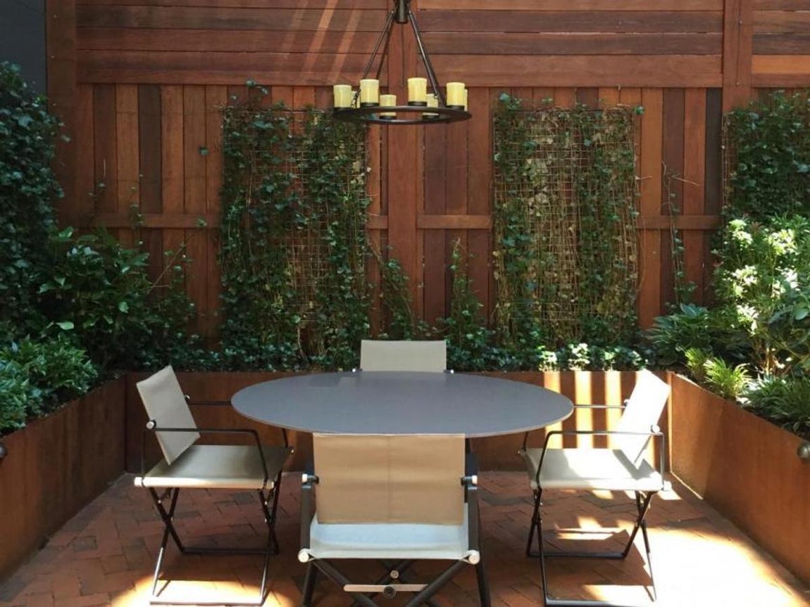 Terraza. El edificio tiene solo 12 años pero dispone de una gran variedad de cómodos servicios que lo hacen más lujoso aún si cabe. Tiene portero, un gimnasio, una sala para bicicletas, un espacio de almacenamiento privado y una terraza recientemente renovada y ajardinada. En el bloque, además, vive alguna que otra cara conocida.