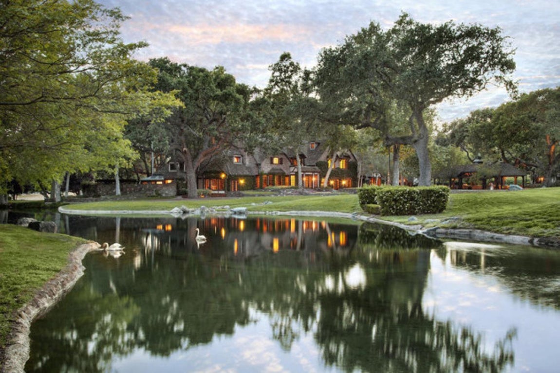 Lago con patos. El difunto artista, quien falleció en 2009 a la edad de 50 años, residió en la propiedad que primeramente recibía el nombre de Sycamore Valley Ranch hasta que adquirió una nueva identidad: Neverland.