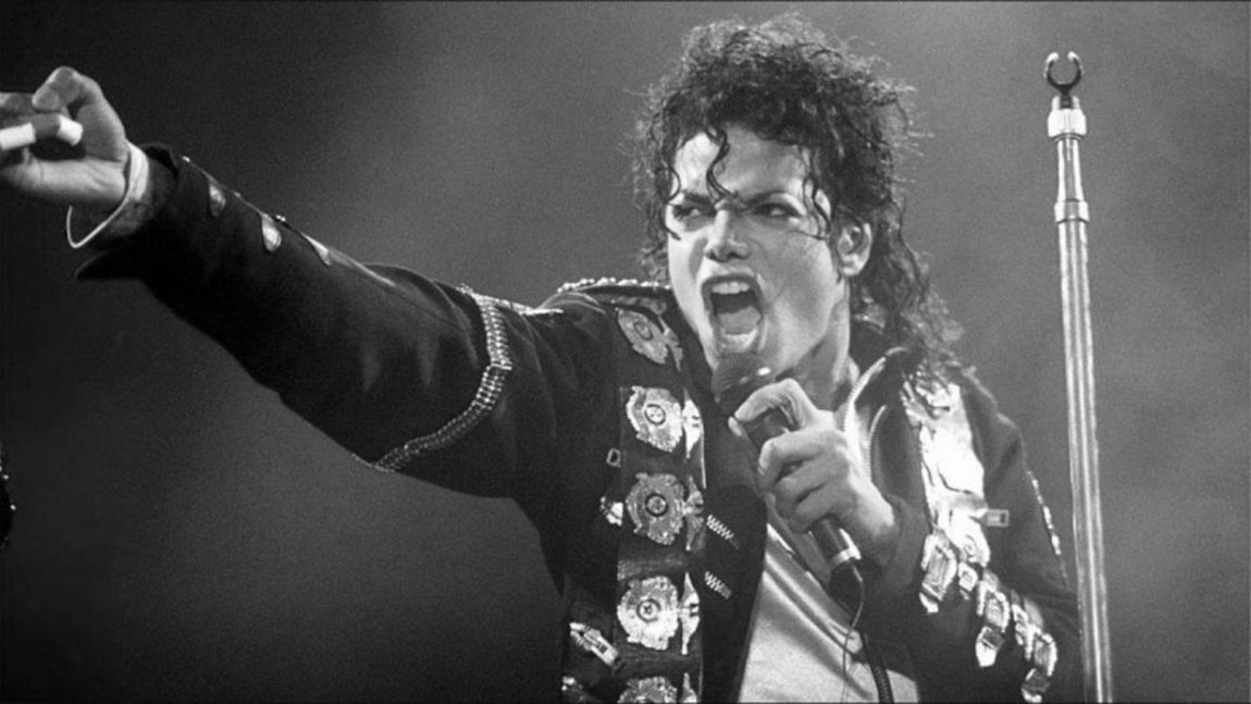 Michael Jackson. Con varios testimonios de presuntos abusos sexuales a menores cometidos por el Rey del Pop en su mansión, esto podría explicar la razón por la cuál esta vivienda lleva tantos años sin venderse.