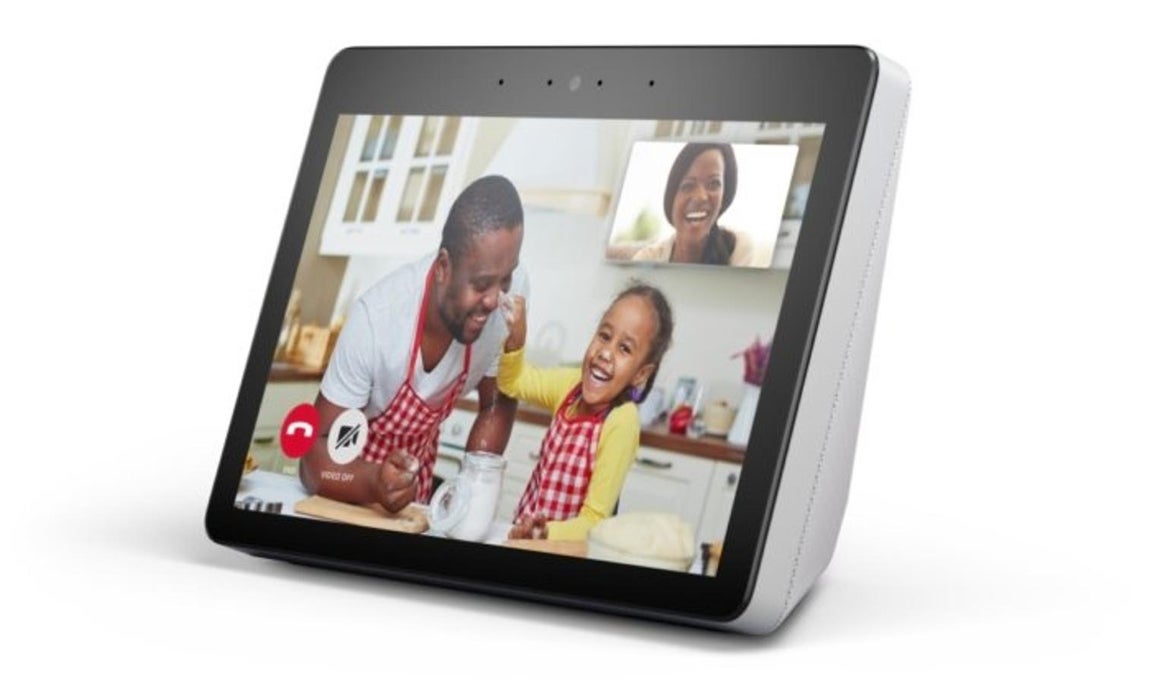 Pantalla inteligente Echo Show. Este regalo por el Día del padre puede salirte más ‘low cost’ de lo que esperabas ya que la pantalla inteligente Echo Show tiene un precio de 229 euros. Cuenta con una pantalla HD de 10,1 pulgadas y solo tendrás que llamar a Alexa para poder empezar a disfrutar de su ayuda. Junto a Alexa podrás controlar otros dispositivos de tu hogar y realizar videollamadas sin tener que hacer un solo movimiento.