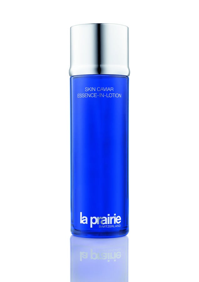Caviar en la piel. A través de la destilación al vapor de las perlas de caviar, La Prairie ha conseguido una fórmula enriquecida como su loción Skin Caviar Essence-in-Lotion, un producto conocido por sus beneficios reafirmantes y tensores. Un producto de lujo con el que ayudar a tu padre a cuidarse mejorando el tono de su piel y aportándole un extra de hidratación y elasticidad. (Precio: 199 € / 100 ml)