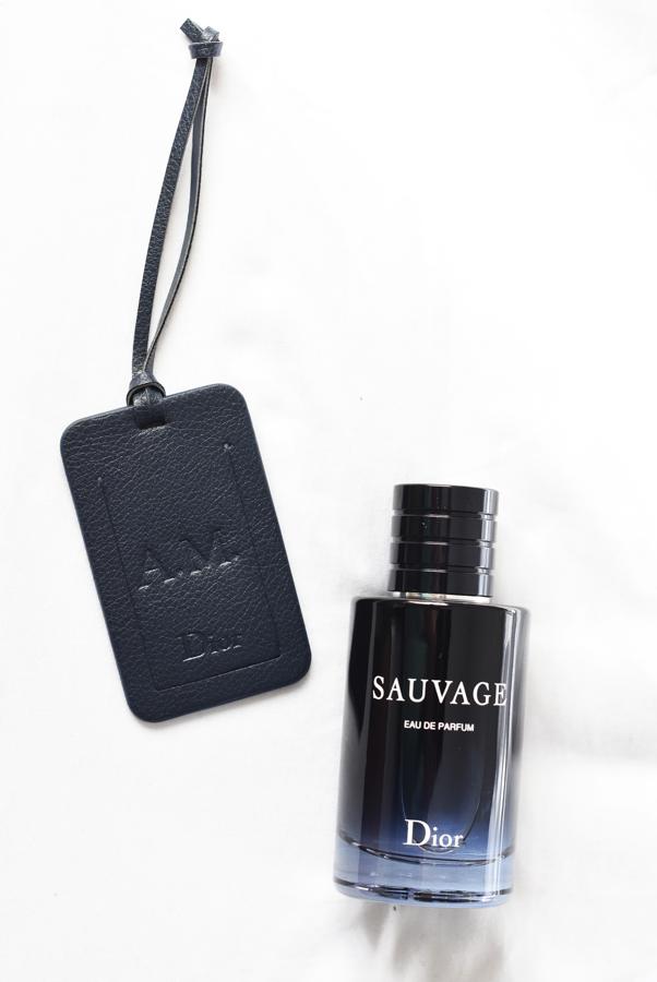 Un perfume personalizado. Para celebrar el Día del Padre, Dior crea un tamaño XXL de su icónica fragancia masculina, Sauvage, en su versión más temperamental con un frasco de 200ml para prolongar el placer salvaje que proporciona su jugo amaderado y chispeante. Además, para hacer aún más especial tu regalo, la Maison obsequia con una etiqueta de cuero para la maleta, personalizada por un artesano con las iniciales deseadas (en algunos establecimientos hasta abril 2019). (Precio: 170€ / 200 ml)
