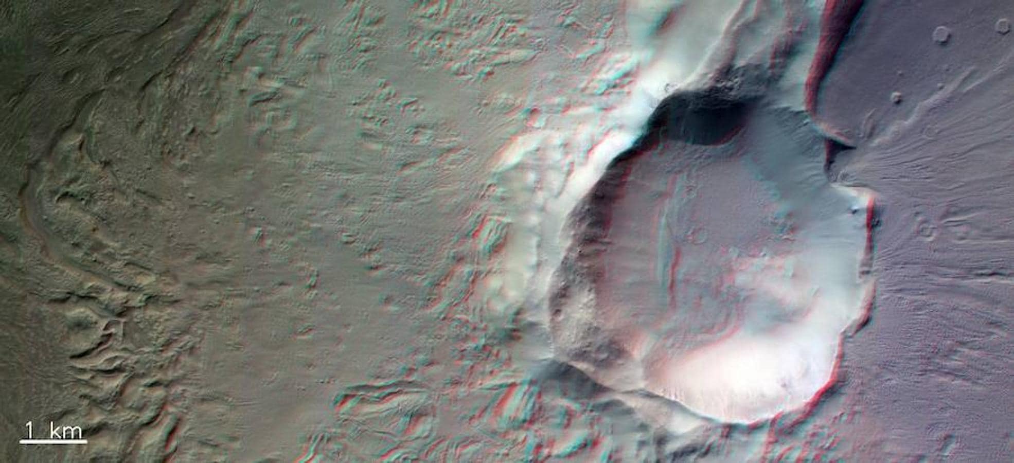 Un cráter de impacto de 4 km de ancho que se formó en el borde de un antiguo cráter de 15 km de ancho en Marte