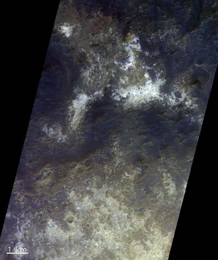 Terreno al sur del canal de salida de Mawrth Vallis en el que se muestra la diversidad de composiciones mineralógicas encontradas en esta región