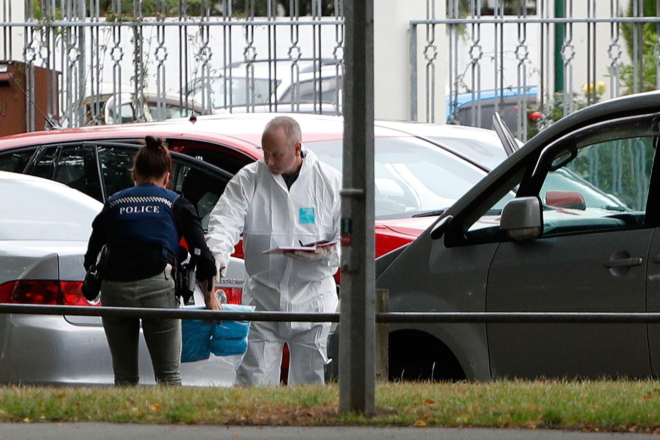 Un forense trabaja en la mezquita de Masjid al Noor después del tiroteo en Christchurch.. 