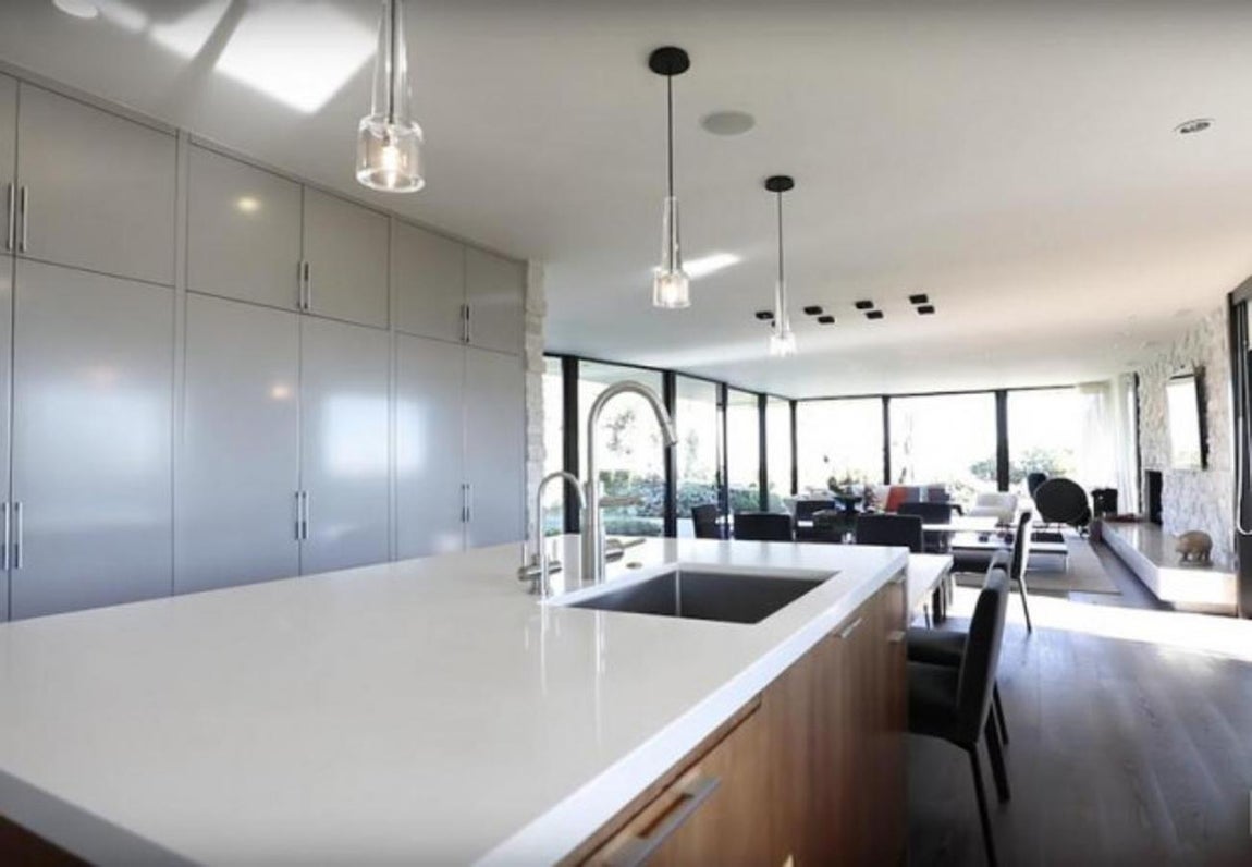 Cocina. Brentwood House fue comprada por Elon Musk y su exmujer la actriz Talulah Riley en el año 2014, y el precio es muy parecido al precio de venta: 3,6 millones de euros. Con algunos arreglos y nuevas comodidades y el hecho de que dos figuras tan importantes la han habitado, se entiende que el precio haya aumentado.