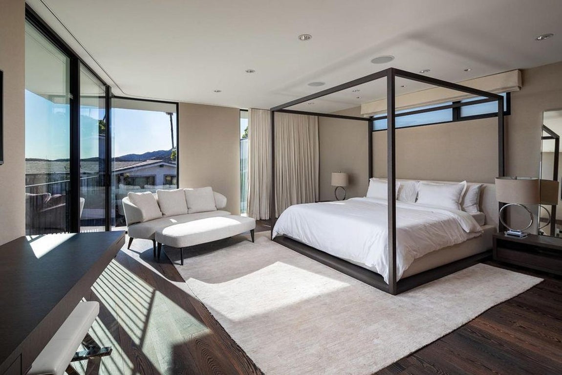 Suite principal. Las impresionantes vistas que tiene esta residencia no son más importantes que el compromiso de Elon Musk con el medio ambiente. Pese a la tranquilidad que se respira en el barrio de Brentwood, la vivienda cuenta con varias paredes de hiedra en el exterior de la casa para conseguir aislarla acústicamente de los ruidos de la calle.