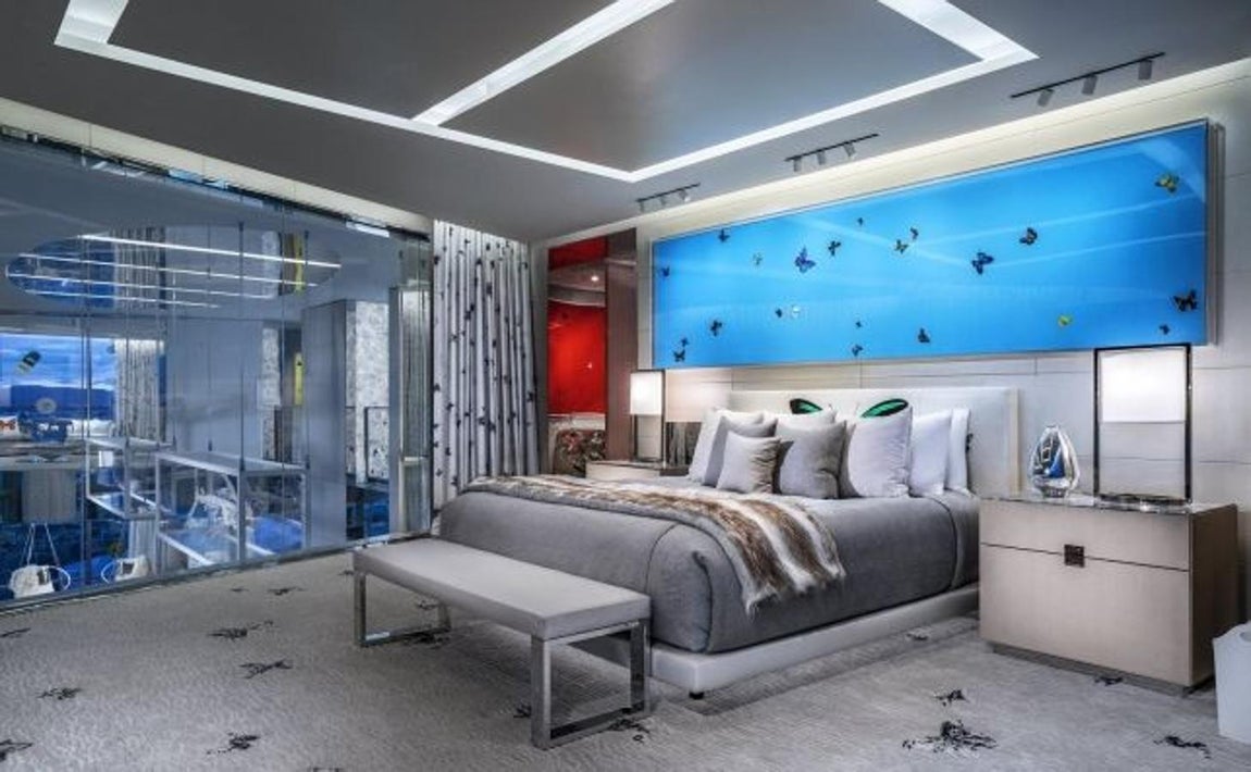 Suite principal. Dicha habitación, con 800 metros cuadrados, ha sido diseñada por Damien Hirst y no le falta detalle: dos tiburones disecados se encuentran en el recibidor. Teniendo en cuenta el precio a pagar es de esperar que la estancia de lujo será algo inolvidable y no le faltará detalle a la habitación, que cuenta con dos pisos e incluye seis obras originales del artista.