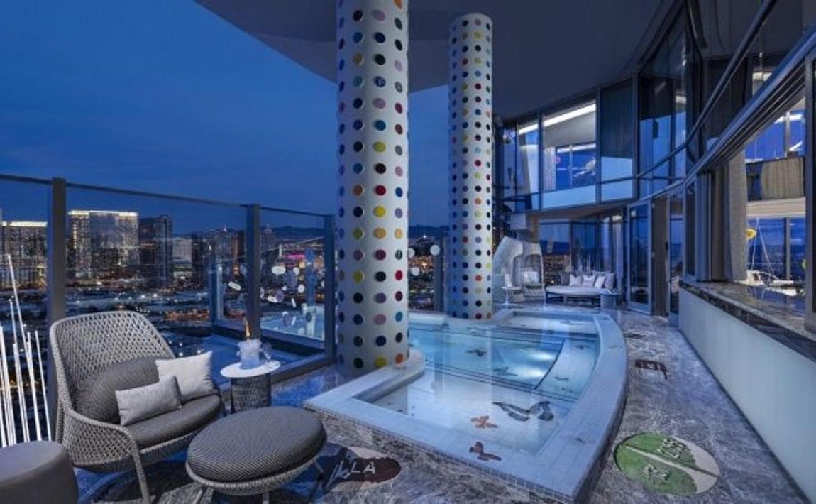 Terraza. La habitación ha sido diseñada en colaboración con la firma Bentel &amp; Bentel, pero no cabe duda de que el toque personal de Damien Hirst se encuentra en casi todos los aspectos de la residencia. "Me permitieron crear una suite en el hotel, diseñar todo y llenarlo completamente con mi arte", dijo Damien Hirts en un comunicado del hotel.