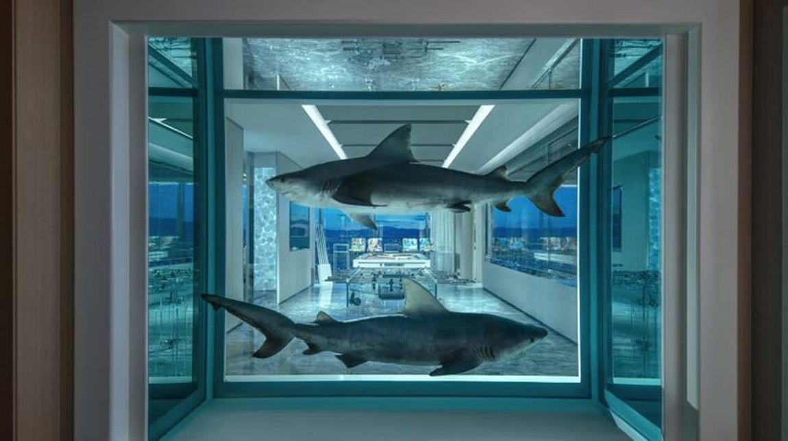 Hall de entrada. De todos es sabido que Las Vegas es el lugar perfecto para despedidas de solteros, apuestas y grandes fiestas, pero además de todo esto, la ciudad estadounidense tiene el hotel con la habitación de hotel más cara del mundo. Teniendo en cuenta que pasar el fin de semana en el Empathy Suite del Palms Casino Resort vale 200.000 dólares, unos 177.000 euros. Esta tarifa lo ha convertido en el hotel con la suite más cara del mundo, un atractivo reclamo para los turistas más sibaritas del mundo.