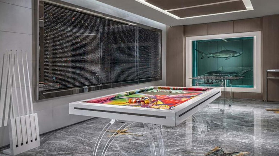 Sala de juegos. Choferes privados y un mayordomo son algunos de los lujos que completan la lista de este lugar tan increíble. En el momento en el que se paga la reserva se incluye un tour privado de arte de las obras presentes en la habitación y el resto del hotel, acceso de primera clase a las principales comodidades de Palms, y un crédito de 8.900 dólares para utilizar en el resort. ¡Casi nada!