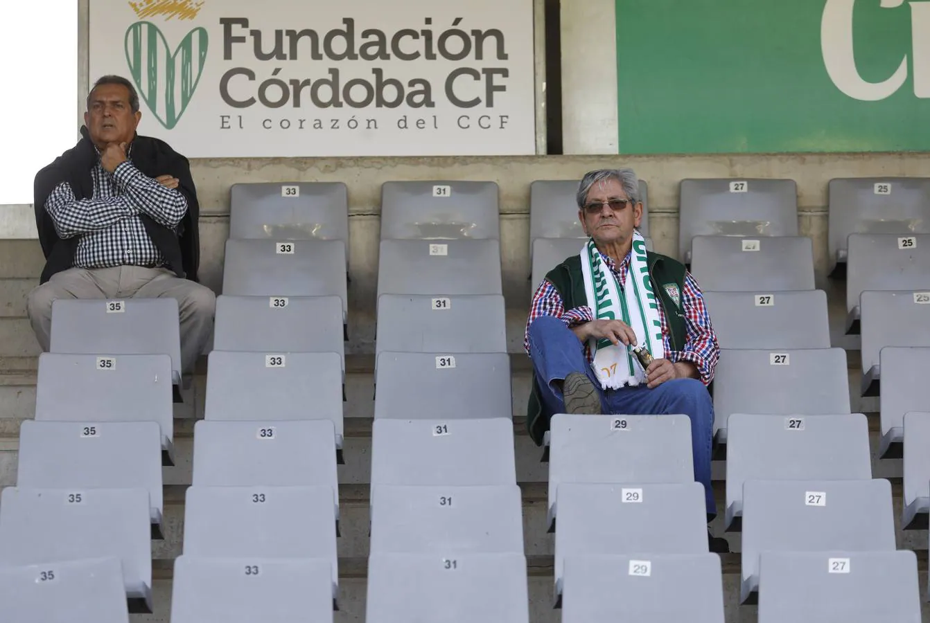 El ambiente del Córdoba CF-Sporting en la grada, en imágenes
