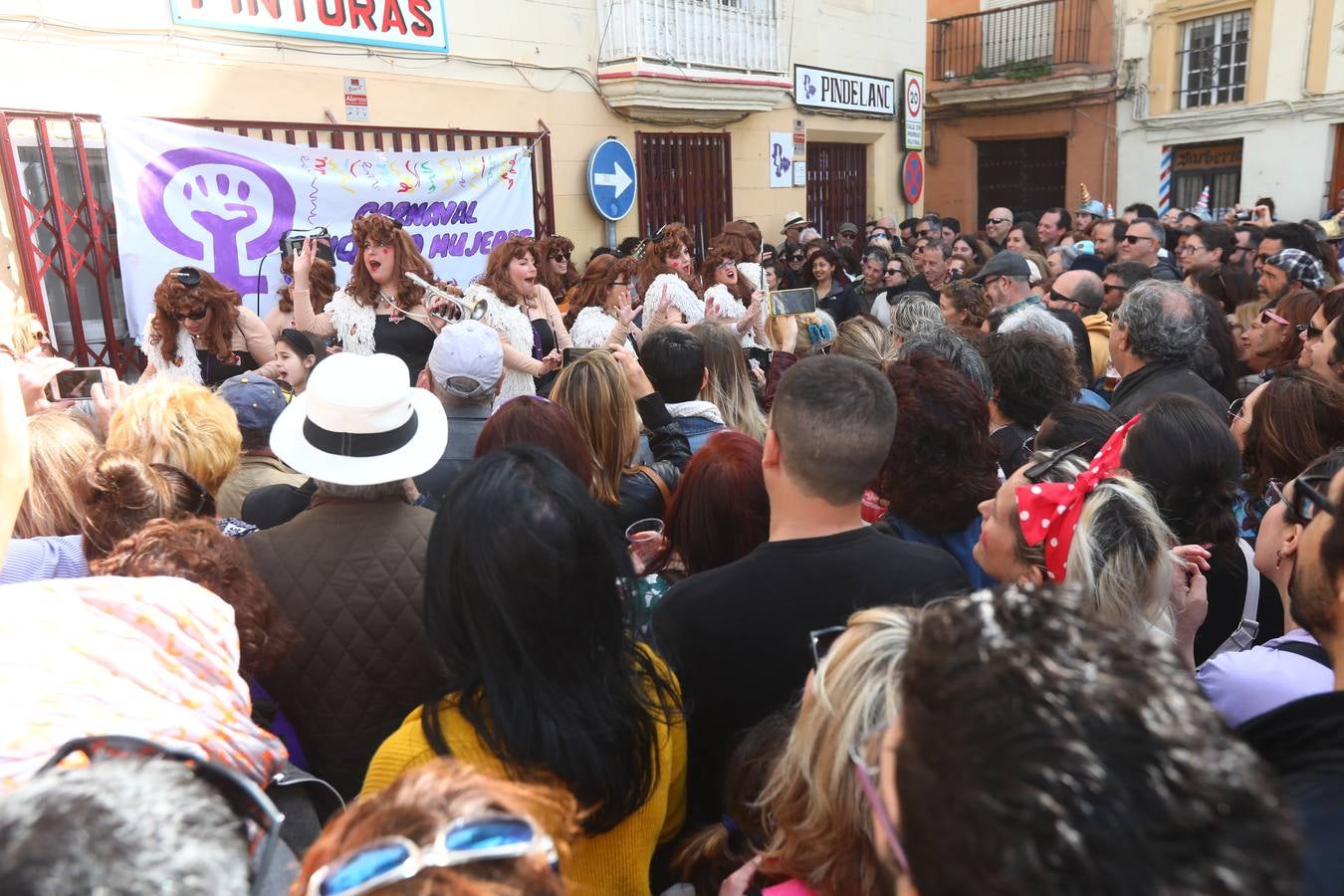 Cádiz se llena de coplas y público en un gran Carnaval Chiquito